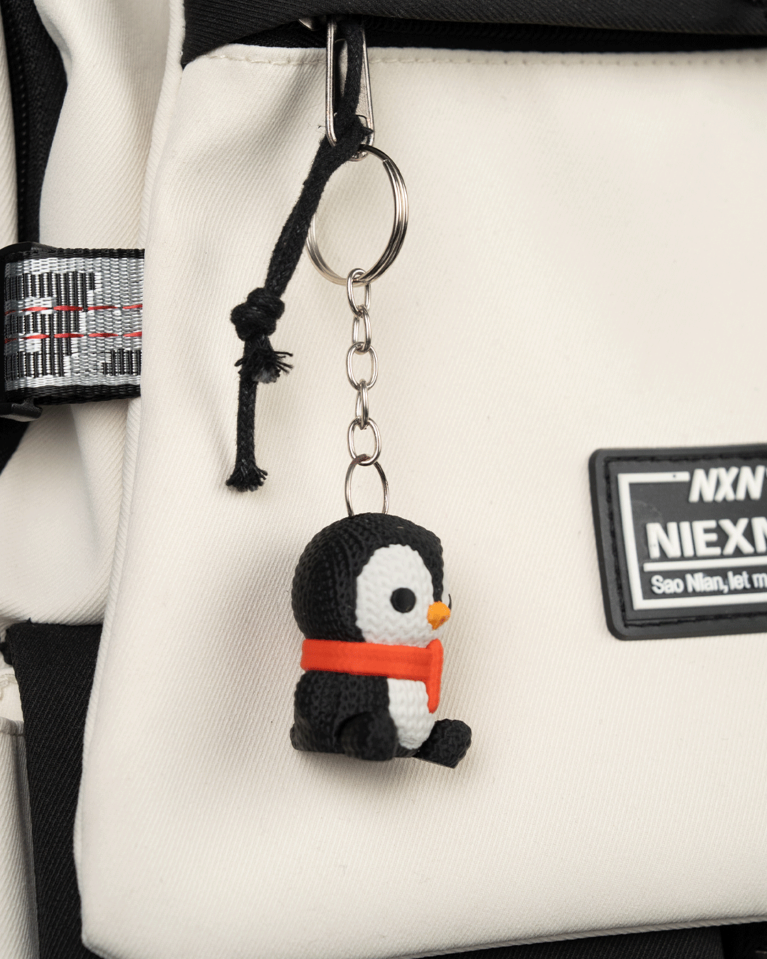 Minifigura pingüino navideño articulado impreso en 3D